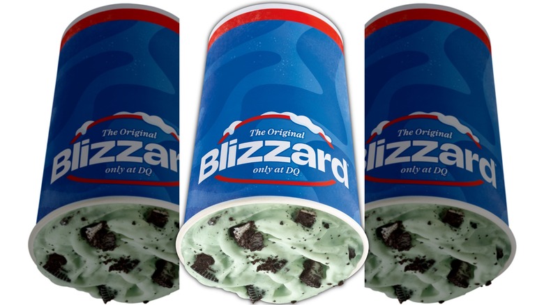 El Mint Oreo Blizzard Treat en Dairy Queen colgado boca abajo