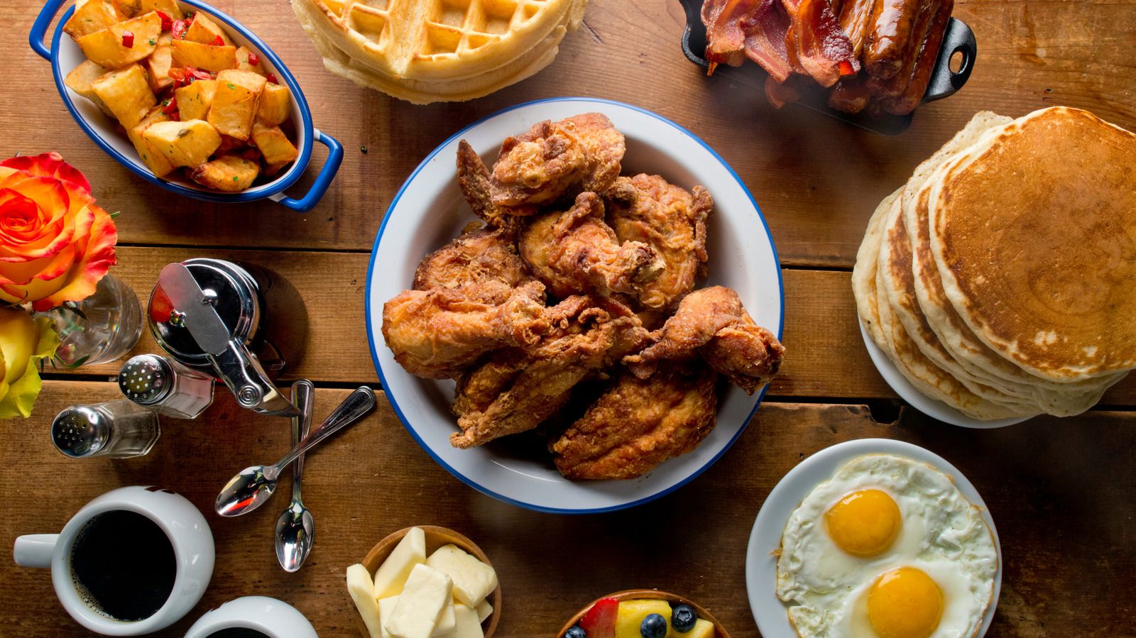 Esta cadena de restaurantes del sur ofrece un brunch buffet los fines de semana.