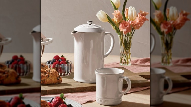 Una prensa francesa blanca hecha de gres con taza complementaria.