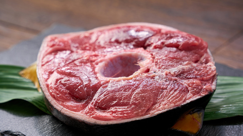 Filete de atún rojo crudo