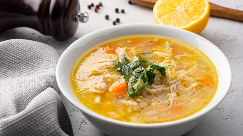Tazón de sopa de pollo en un tazón