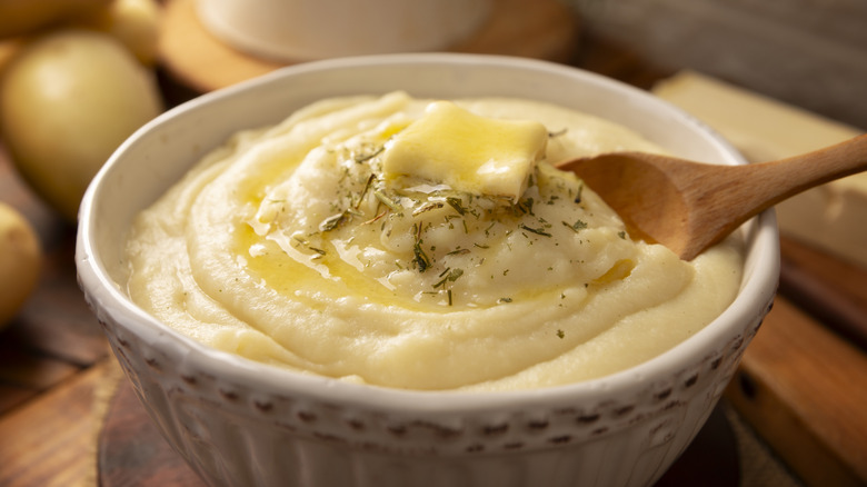 Puré de patatas cremoso y suave en un bol