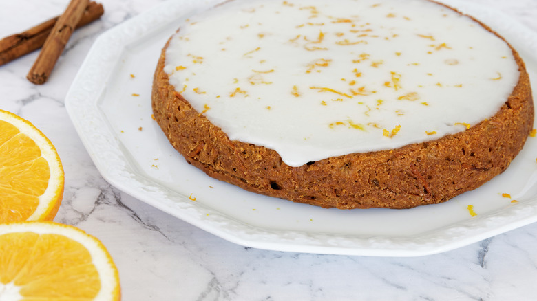 Pastel de zanahoria vegano con glaseado de tofu
