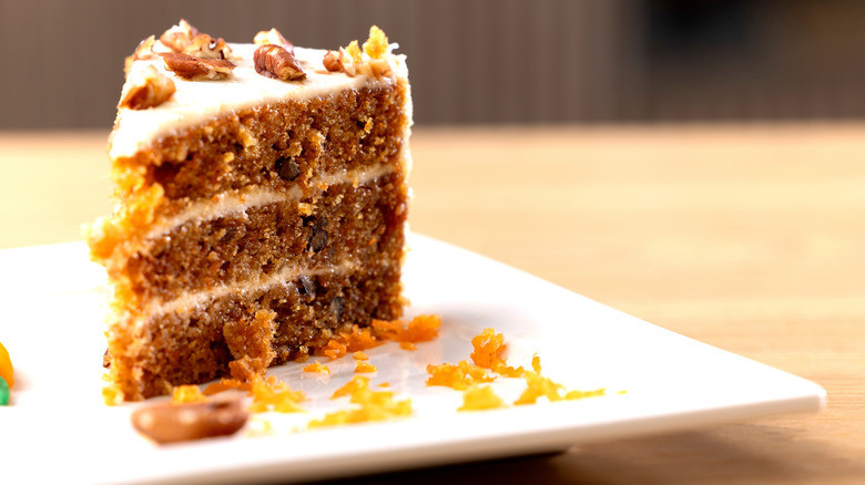 Rebanada de pastel de zanahoria en un plato