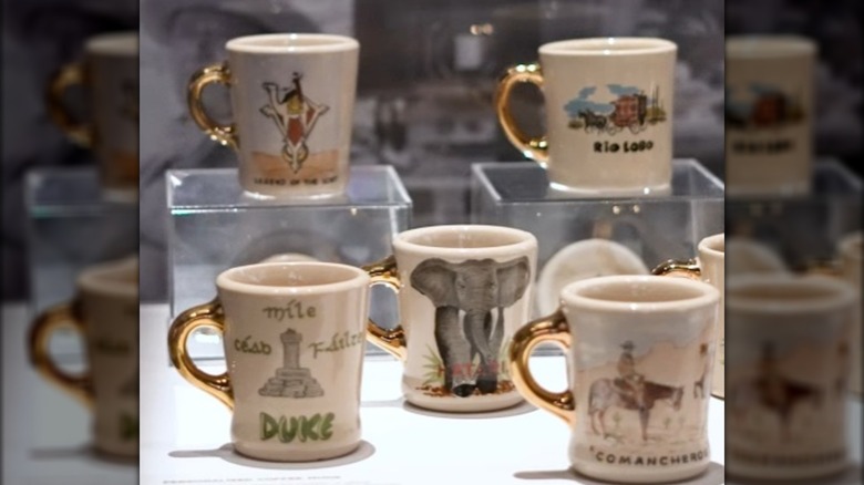 Tazas con asa dorada de John Wayne en un museo