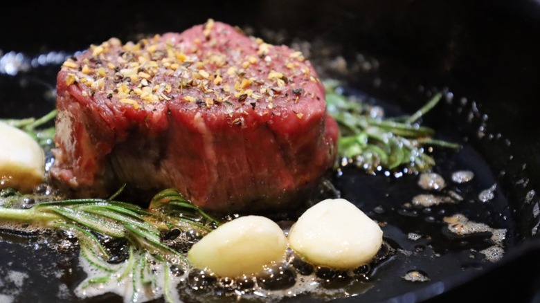 Un filet mignon sazonado y dorado en una sartén