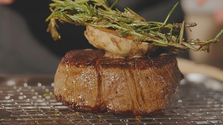 Un jugoso filet mignon con guarnición, reposando