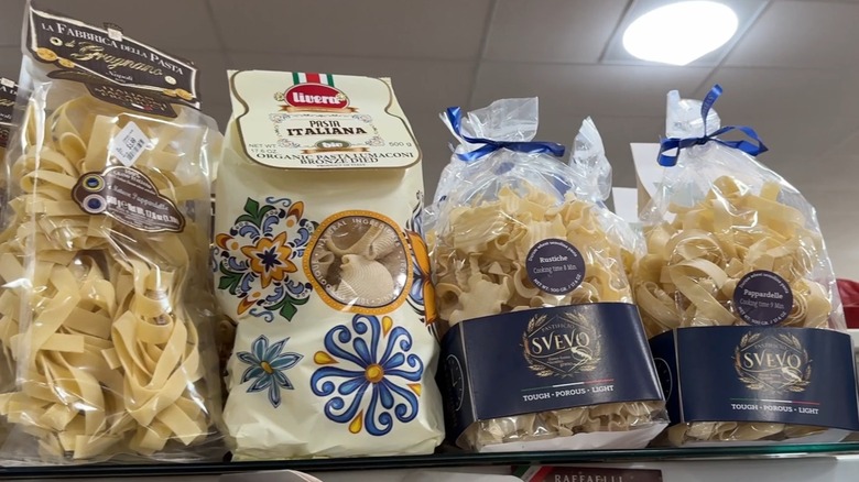 Cuatro bolsas grandes de pastas secas italianas variadas.