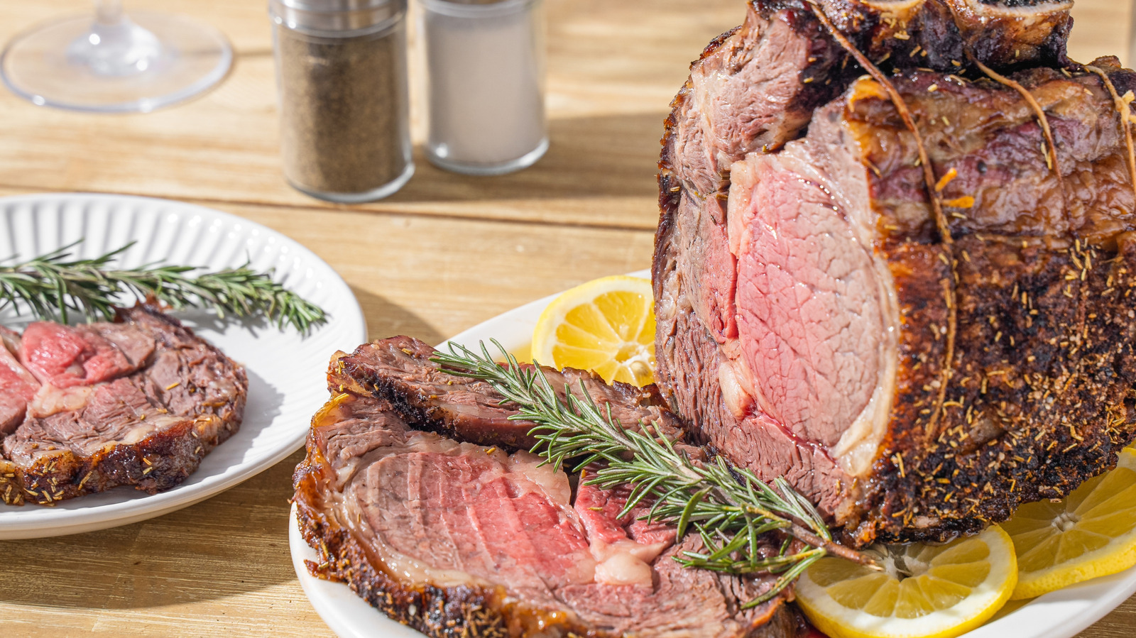La regla del tiempo de cocción de las costillas para un asado jugoso y medio cocido