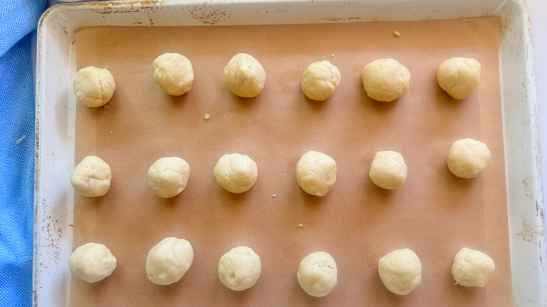 bolas de masa en una bandeja para hornear