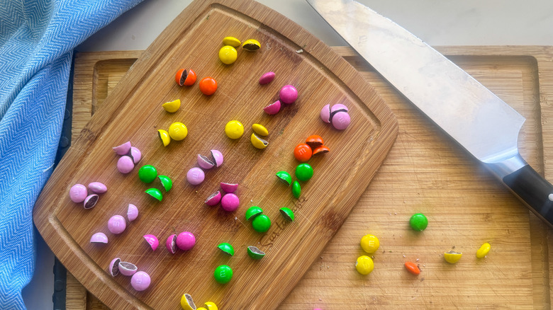 m & m's en tabla de cortar