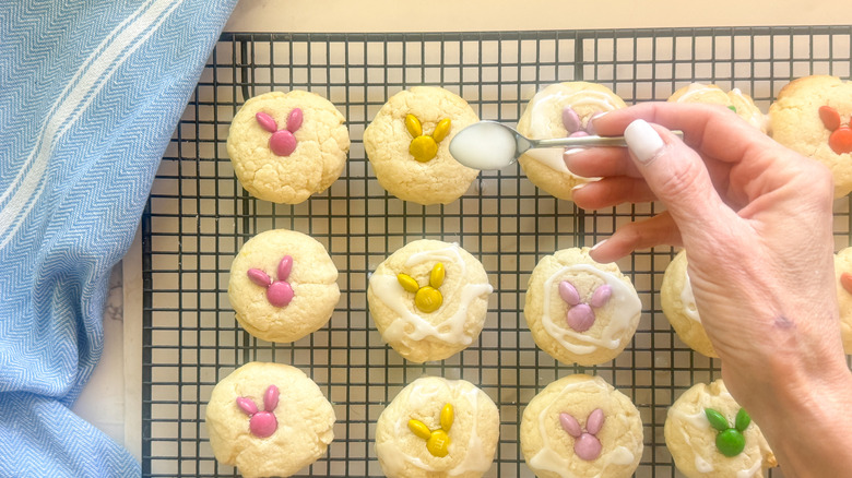 mano añadiendo glaseado a las galletas