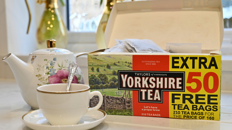 Caja de té de Yorkshire junto a una taza de té