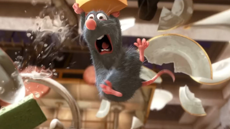 Remy the Ray salta por el aire con una rodaja de queso mientras los platos se hacen añicos en el fondo