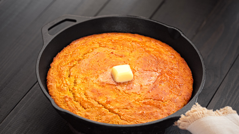 Pan de maíz casero en una sartén