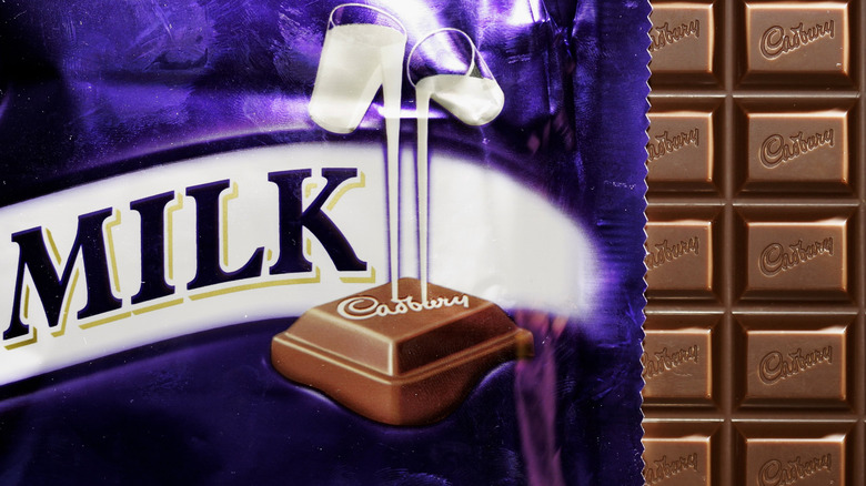 Primer plano de la barra de chocolate Cadbury Dairy Milk