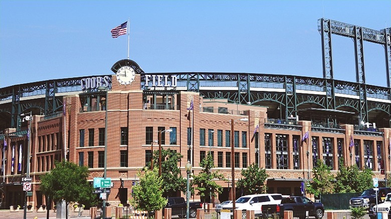 Una toma frontal del estadio Coors Field