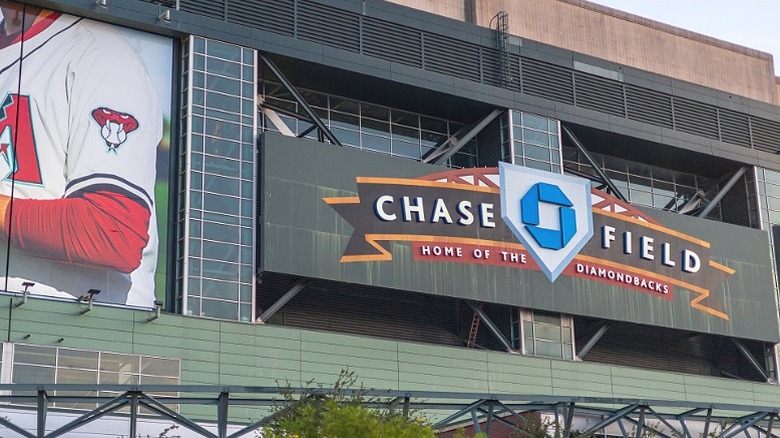 Toma frontal del estadio Chase Field con el nombre mostrado