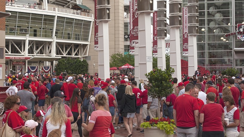Personas entrando al estadio Great American Ball Park