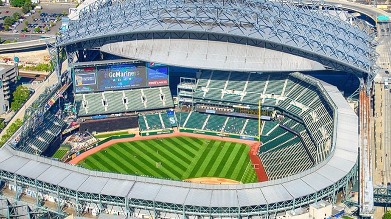 Vista aérea del T-Mobile Park con Go Mariners en la pantalla grande