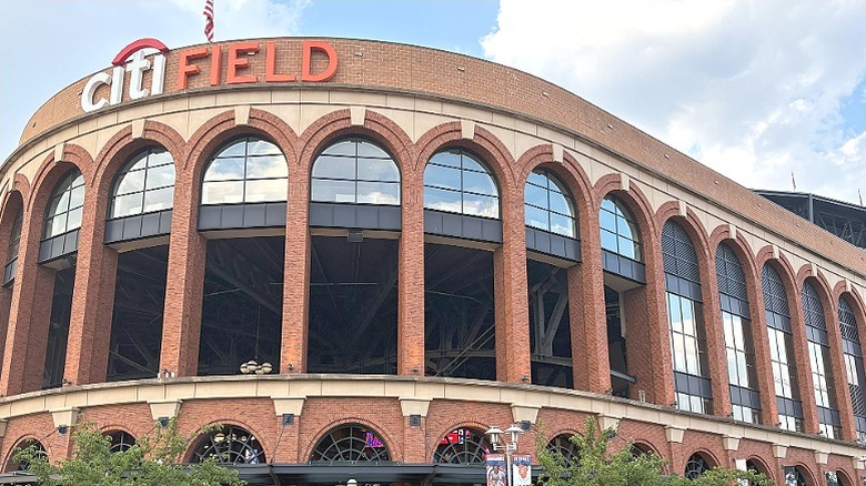 Edificio del estadio Citi Field con el nombre mostrado