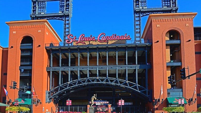 Edificio del estadio Busch desde el frente con carteles de los St Louis Cardinals