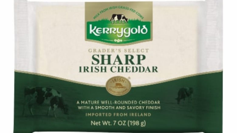 Un bloque de queso cheddar irlandés Kerrygold