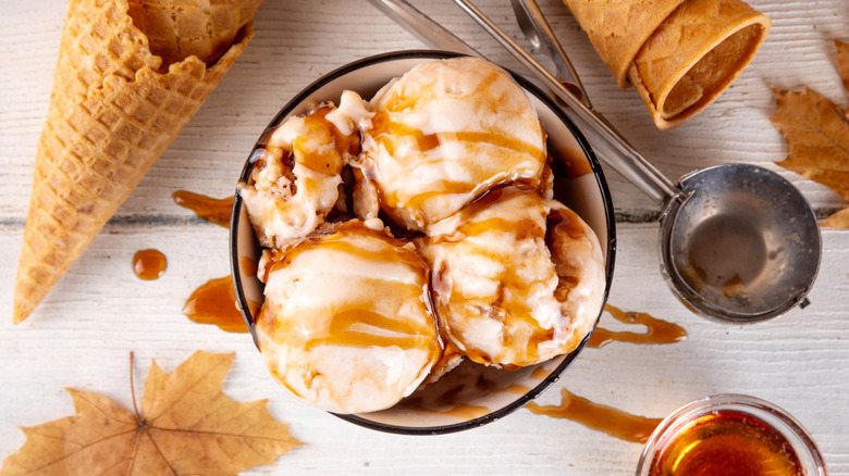 Helado de vainilla en un bol con sirope de arce
