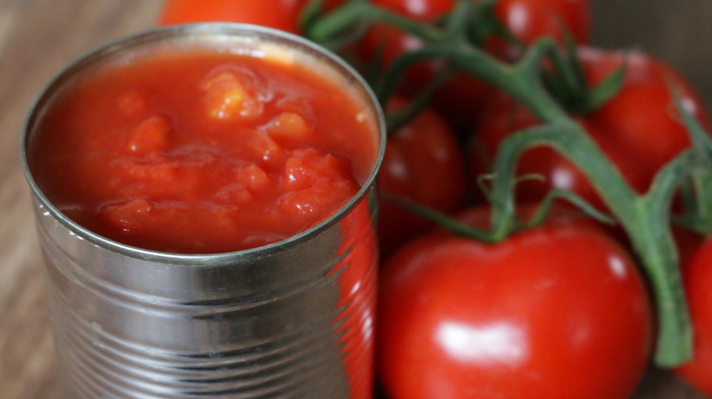 Tomates enlatados y tomates frescos.