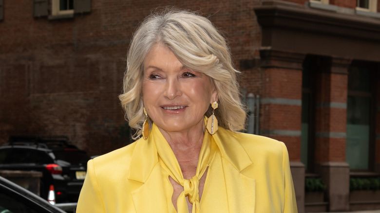 Martha Stewart con un conjunto amarillo