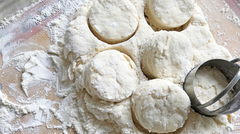 Masa de galleta cortada con un cortador de galletas