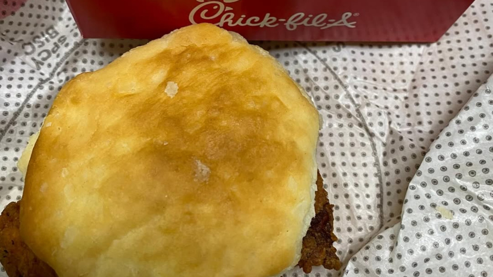 Cómo Chick-Fil-A hace que sus galletas de desayuno sean tan esponjosas