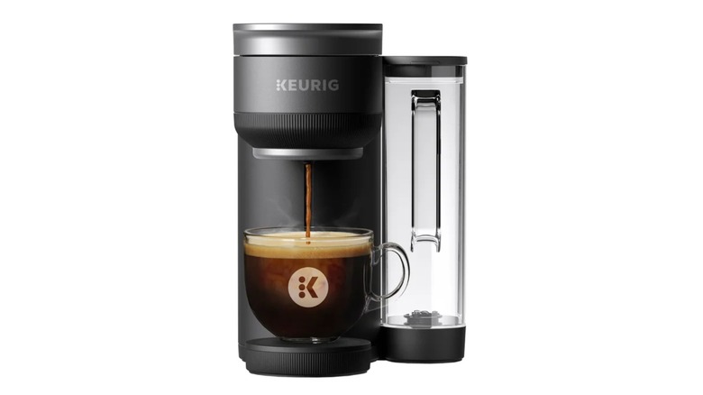 Máquina Keurig para preparar café.
