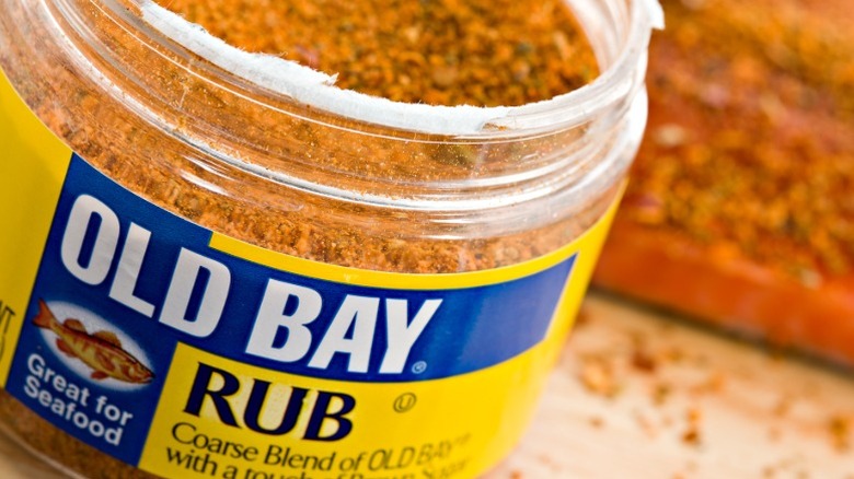 Un frasco de vidrio de aliño Old Bay