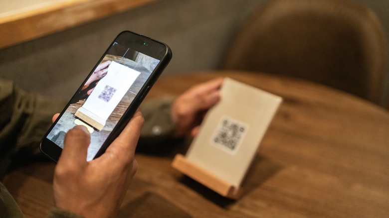 Menú de persona escaneando código QR