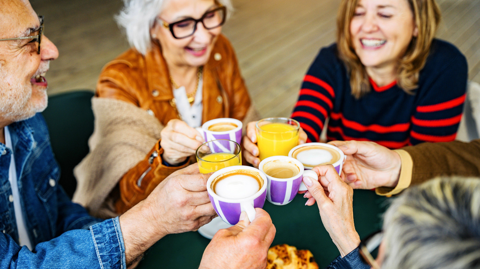 6 hábitos comunes de los boomers en las cafeterías