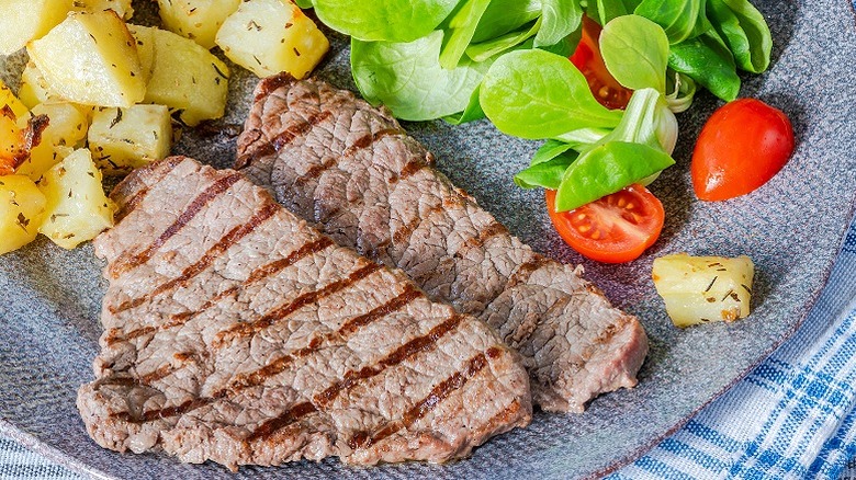 Filete de ternera al minuto con patatas salteadas y ensalada