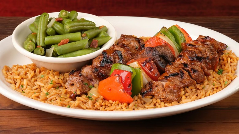 Brochetas de filete Texas Roadhouse con arroz sazonado y judías verdes
