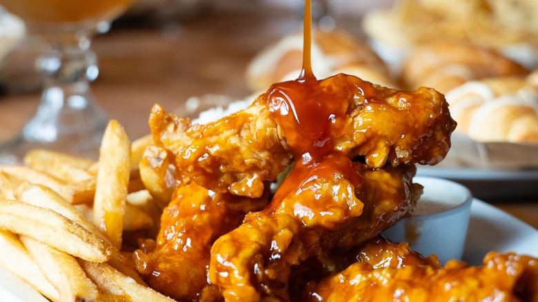 Plato tierno de pollo Cheddar's Scratch Kitchen con salsa rociada por encima