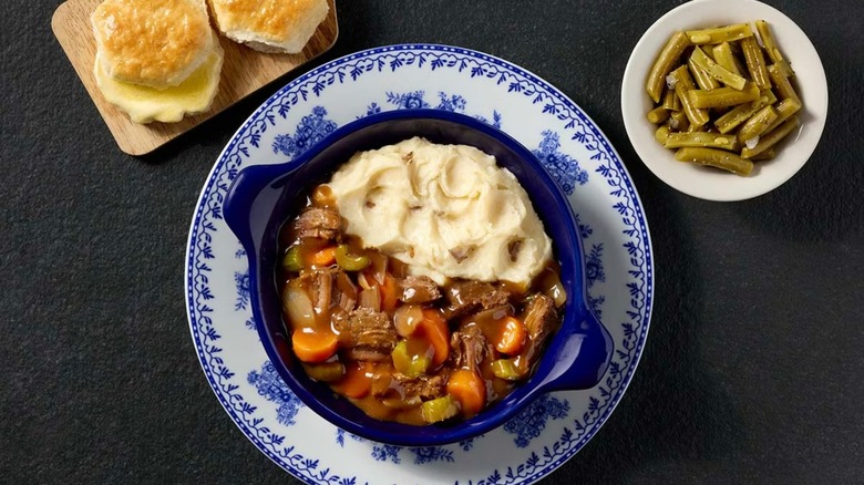 Cracker Barrel asado a fuego lento con galletas, judías verdes y puré de patatas