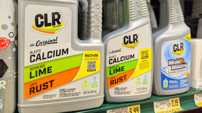 Contenedores de limpiadores CLR Brands en un estante
