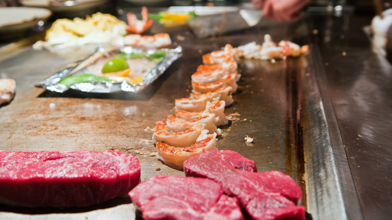 Comida cocinada en un Benihana
