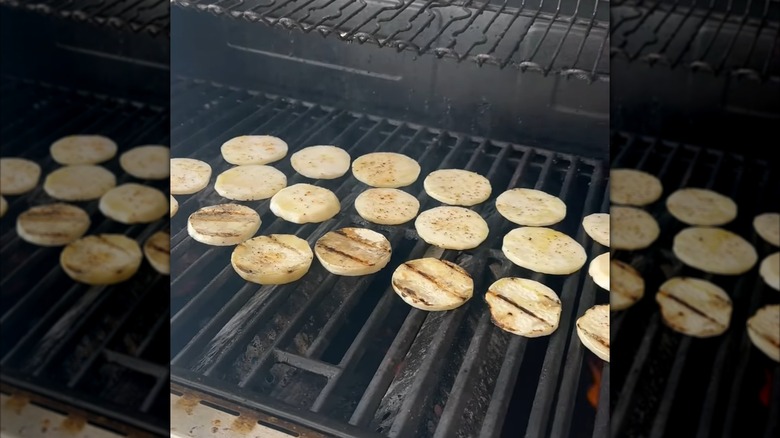 Varias rodajas de rábano asadas directamente sobre la parrilla, con marcas de parrilla visibles en algunas