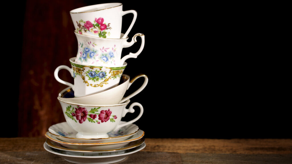 Convierta tazas de té viejas en extravagantes maceteros de hierbas para la cocina