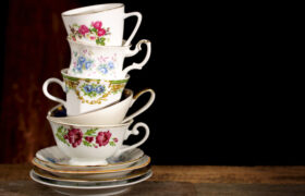 Convierta tazas de té viejas en extravagantes maceteros de hierbas para la cocina