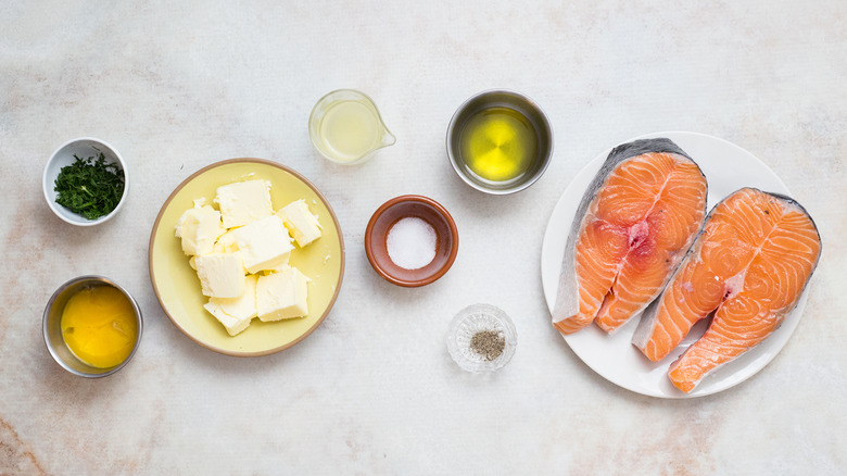 Ingredientes del filete de salmón en la mesa