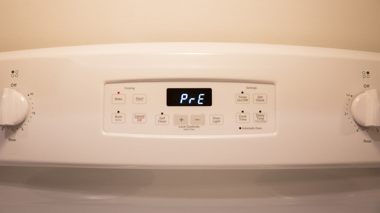 Pantalla del horno que muestra el símbolo de precalentamiento.
