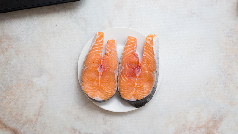 filetes de salmón crudo en un plato