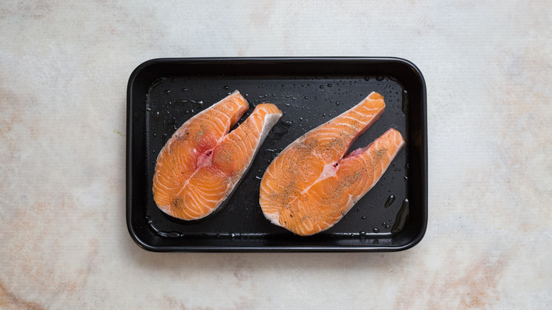 filetes de salmón crudo en sartén