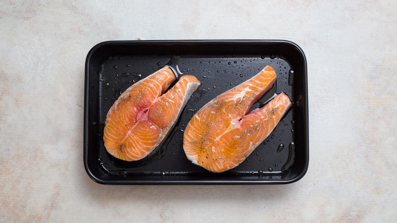 filetes de salmón crudo en sartén